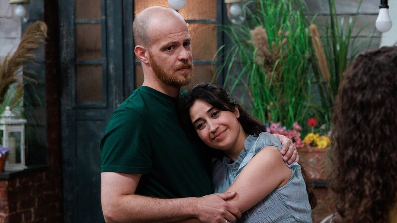 Tobias (Patrick Müller) fühlt sich nach seiner Erkenntnis unwohl, als Esma (Özge Delioglan) seine Nähe sucht. – Bild: RTL