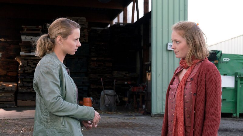 Nina (Julia Schäfle, r.) befragt Gaby Zinke (Leonie Benesch, r.). Die junge Assistentin der Geschäftsleitung war als einzige mit Georg befreundet. – Bild: ARD/​Georges Pauly