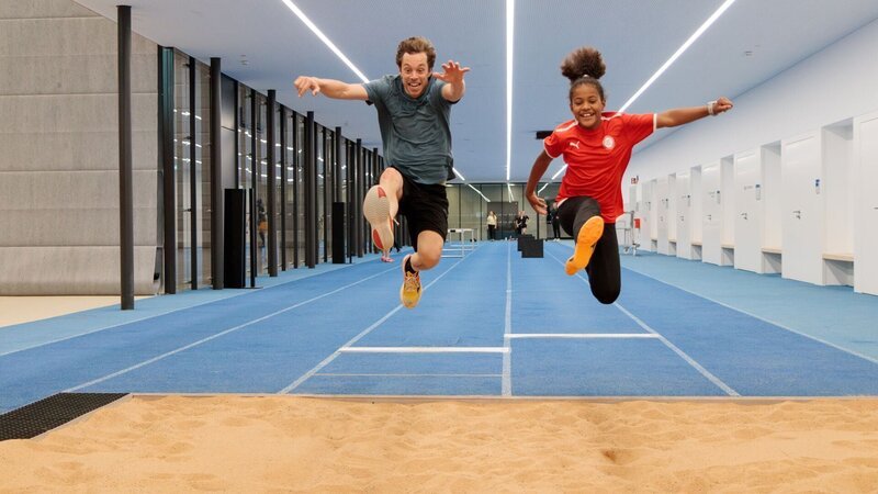 Tobi und Jasmin beim Weitsprung – wer springt weiter? – Bild: BR/​megaherz gmbh/​Fritz Schönegger