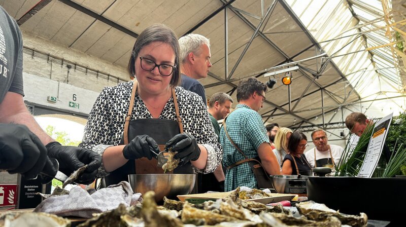 Im Bremer "Institut für Grillkunst" können Grillfans lernen, wie sie Speisen perfekt auf dem Grill zubereiten - auch Fischgerichte oder Austern. – Bild: NDR/​Thorsten Schöntaube