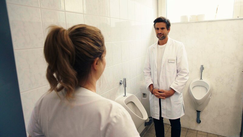 Micki Busch (Caroline Frier), Paul Ash (Tom Beck) – Bild: TVNOW /​ UFA Fiction