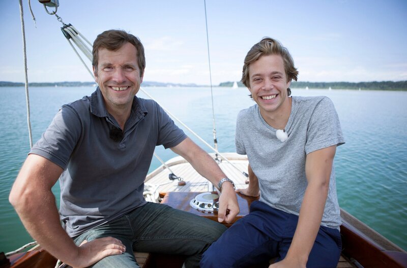 Checker Tobi (rechts) und Rainer Schmidt auf dem Chiemsee. – Bild: BR/​megaherz gmbh/​Hans-Florian Hopfner