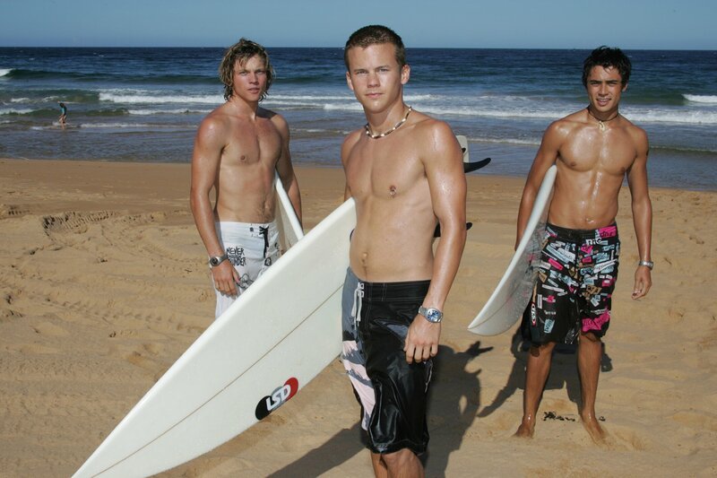 Starke Typen v.li.n.re.: Edge (Khan Chittenden), Matt (Christopher Foy) und Heath (Adam Saunders) – die Jungs von der Blue Water High Surfacademy. – Bild: NDR/​Southern Star