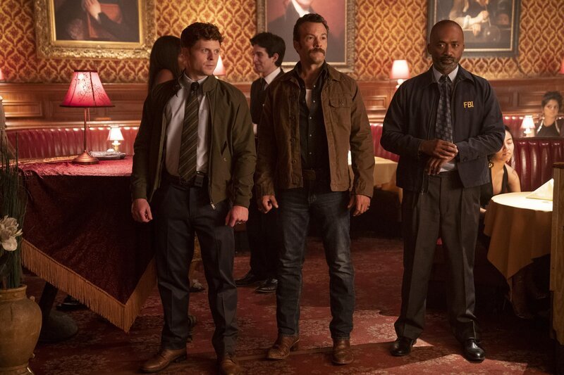 Special Agent Bernard Randolf (Caleb Foote, l.); Special Agent Mike Franks (Kyle Schmid, Mitte) – Bild: CBS Broadcasting, Inc. /​ Erik Voake