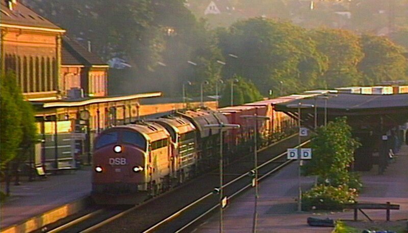 SWR Fernsehen EISENBAHN-ROMANTIK FOLGE 375, „Jütland-Express“, am Donnerstag (07.05.15) um 14:15 Uhr. BR MY vor schwerem Güterzug im Bahnhof Kolding. – Bild: SWR