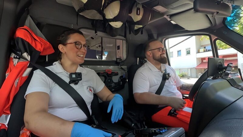 Das Retter-Duo Marie Prass Cuenca und Andreas Cremerius ist im Einsatz für das Bayerische Rote Kreuz in Dachau, nahe München. – Bild: RTLZWEI