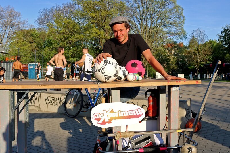 Tobi muss es schaffen, dass ein Ball, den er aus Schulterhöhe fallen lässt, so hoch springt wie ein Basketballkorb. – Bild: BR/​megaherz gmbh/​Mathias Hagn