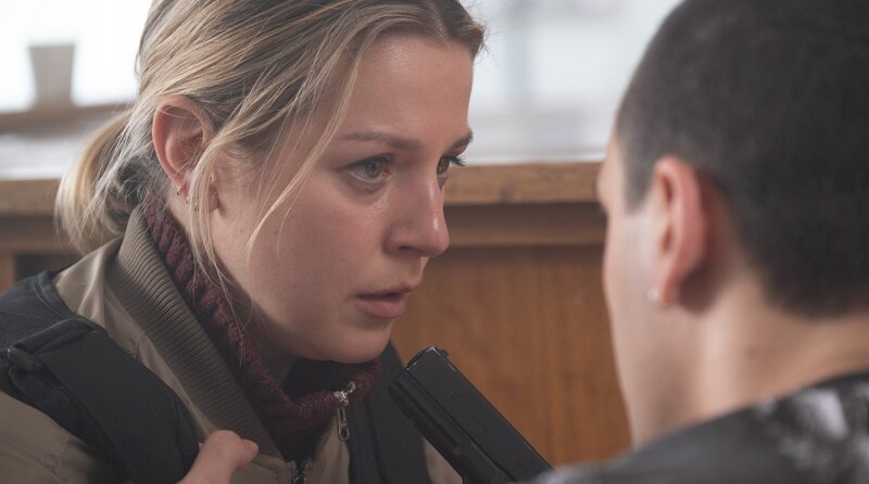 Die junge Polizeibeamtin Zoe (Rose-Anne van Elswijk) wird von dem fliehenden Täter Yassin (Olcay Erbek, re.) bedroht. – Bild: ARD Degeto Film/​Dinand van der Wal