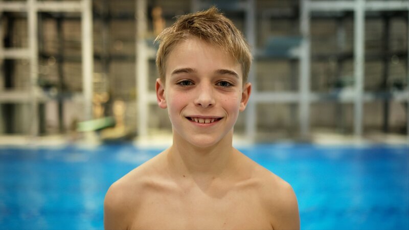 Linus ist Wasserspringer. Er übt Sprünge vom 1-Meter bis zum 10-Meter Turm. Sein großes Ziel: eine Medaille bei den Deutschen Meisterschaften. – Bild: rbb/​animofilm