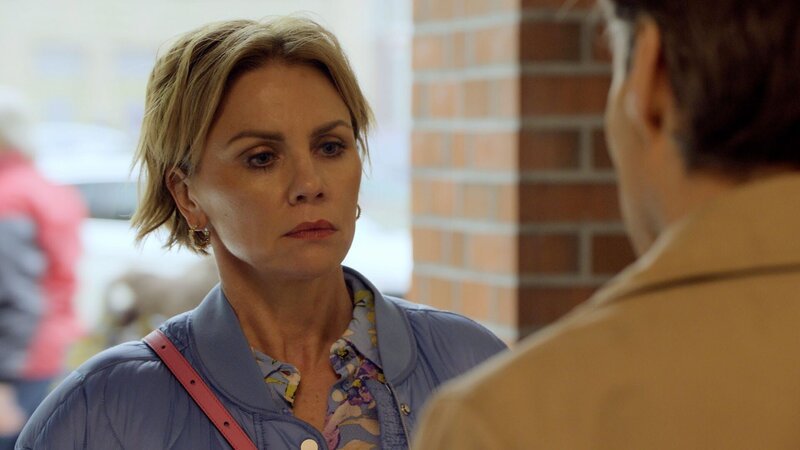Yvonne (Gisa Zach) ist überrollt, dass Nina sich bei ihr entschuldigen will. – Bild: @RTL