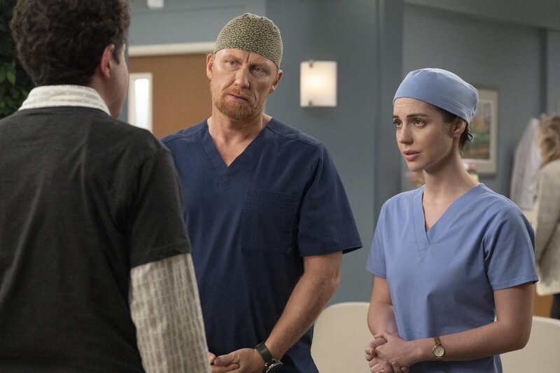 Winston and Ben fight to save Jo’s life; weitere Szenen aus GREY’S ANATOMY. – Bild: Disney /​ Anne Marie Fox