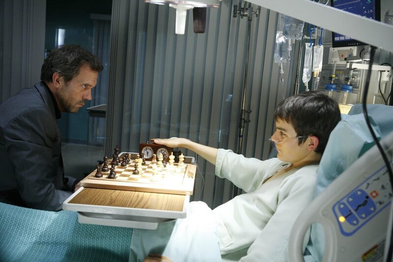 Der neue Patient Nate (Nick Lane, r.) gefällt Dr. House (Hugh Laurie, l.) ganz besonders, denn der Junge nimmt kein Blatt vor den Mund und sagt ungeniert seine Meinung … – Bild: Fox Broadcasting Co.