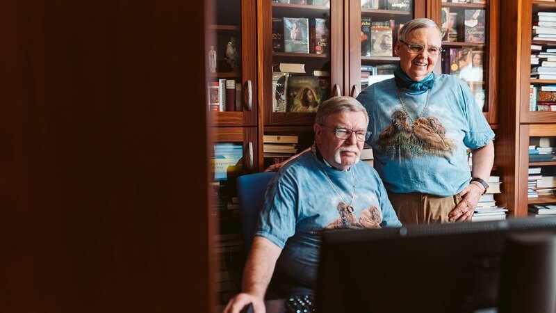 Mehr als 15 Millionen Bücher haben Elmar Wohlrath und Iny Klocke als „Iny Lorentz“ seit 2003 verkauft. Pro Jahr schreibt das Paar zwei bis drei historische Romane.; Das Autorenpaar Iny Klocke und Elmar Wohlrat veröffentlicht gemeinsam unter verschiedenen Pseudonymen, eines der bekanntesten ist Iny Lorentz. – Bild: BR/​Noel Laas/​Noel Laas