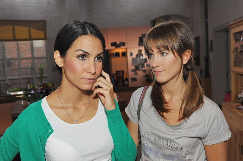 Ayla (Sila Sahin, l.) will keine Vernunftbeziehung mit Kaan. Pia (Isabell Horn) stimmt ihr zu. – Bild: RTL