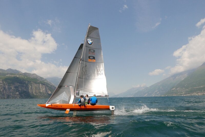 Eric Mayer auf der Quant 23 „foilend“ auf dem Gardasee – Bild: ZDF/​Sandra Palm