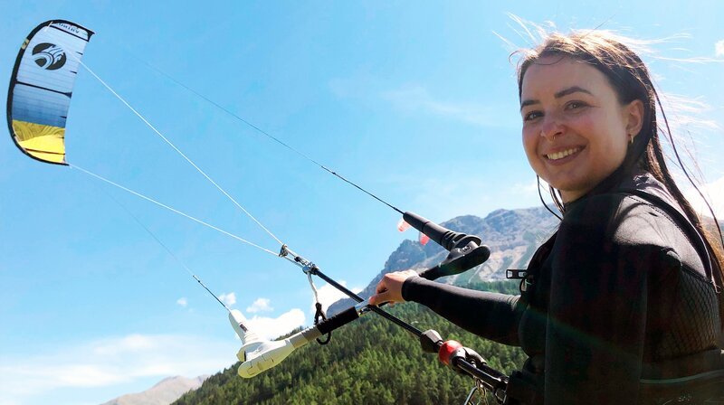 Kate Telser schützt sich mit einem besonders dicken Neoprenanzug vor dem kalten Wasser. – Bild: BR/​Philipp J. Pamer