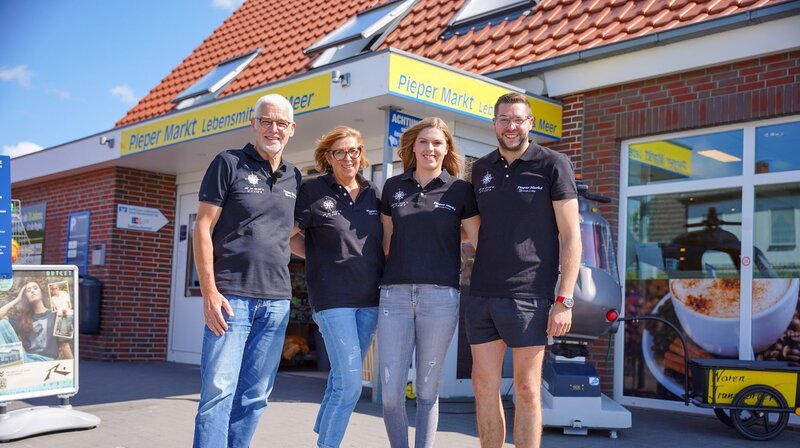 70 Jahre Tradition im Pieper Markt Dangast – Hier packt die ganze Familie mit an. – Bild: NDR/Lars Tolis/Bilderbuch Productions GmbH 70 Jahre Tradition im Pieper Markt Dangast – Hier packt die ganze Familie mit an. – Bild: NDR/Lars Tolis/Bilderbuch Productions GmbH