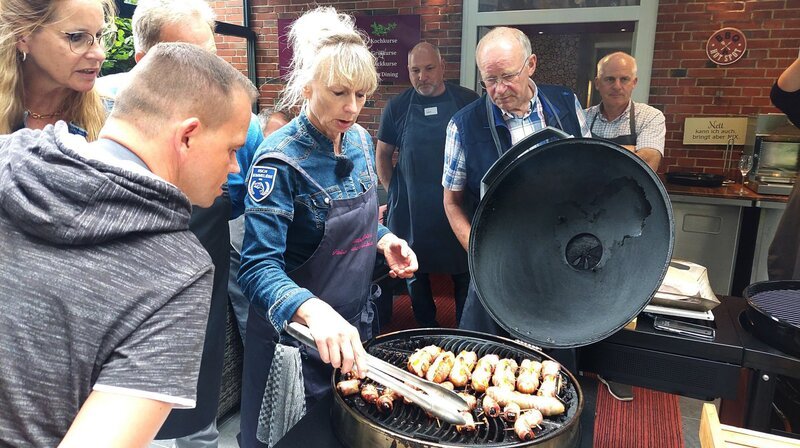 Bettina Seitz zeigt, dass grillen nichts mit Stress zu tun haben muss. – Bild: NDR/​Carolin Rabe