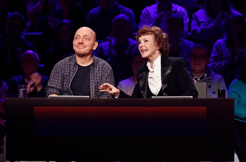 Rateteam-Kapitän Bernhard Hoëcker (l.) mit Schauspielerin Katrin Sass (2.v.l.). – Bild: ARD/​Morris Mac Matzen