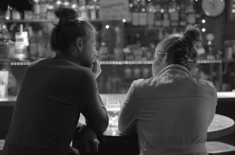 Ronja (re.) und Philosoph Dennis Peterzelka (li.) in der Eckkneipe: ein Gespräch über Hoffnung, Verzweiflung und Humor – Bild: weltrecorder /​ BR, rbb /​ BR/​rbb/​weltrecorder