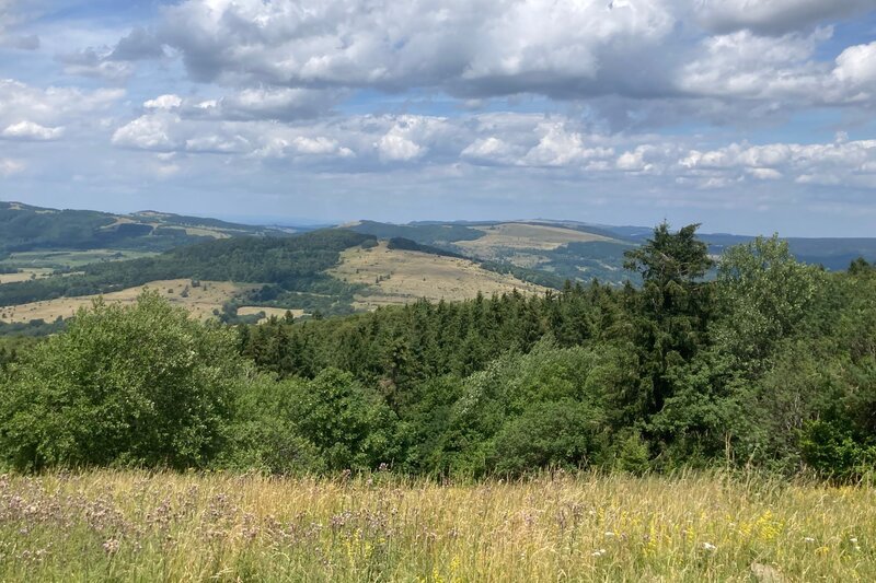 Der Blick vom Kreuzberg, dem „Heiligen Berg der Kelten“, über die Region bei Bischofsheim in der Rhön – Bild: Bettina Zettler /​ BR /​ Bewegte Zeiten Filmproduktion GmbH