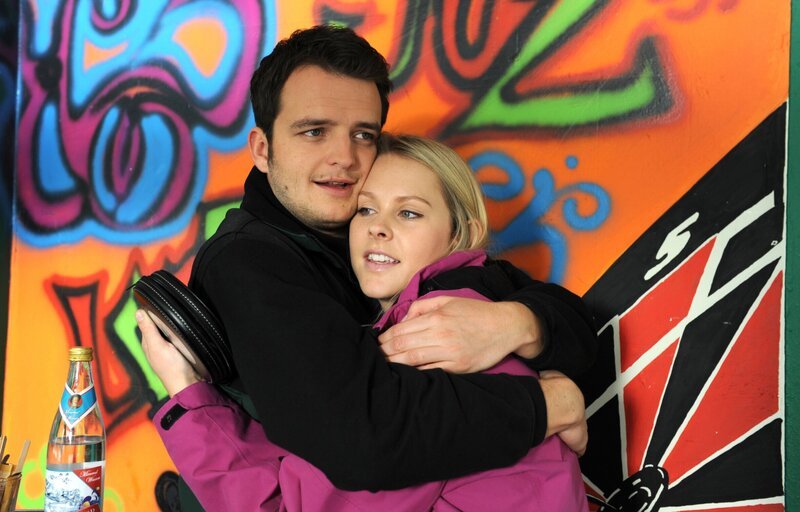 Der Abschied fällt Yvi schwerer als gedacht. Von links: Florian Brunner (Tommy Schwimmer) und Yvonne Preissinger (Alexa Eilers). – Bild: BR/​Marco Orlando Pichler