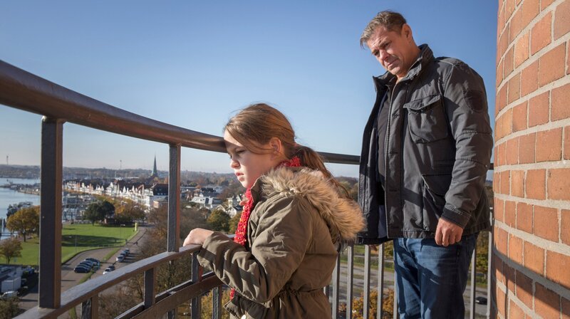 Finn (Sven Martinek, r.) hört Linna (Lilly Wagner, l.) aufmerksam zu. – Bild: ARD/​Georges Pauly