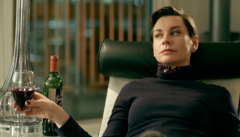 Tara (Christiane Paul) in ihrer Wohnung. – Bild: ARD Degeto/​UFA/​Wolfgang Aichholzer