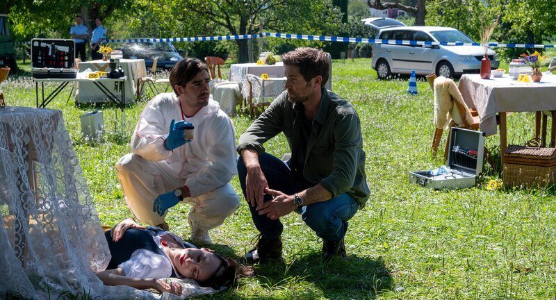Wer hat die Apfelbäuerin vergiftet? Im Fall der ermordeten Tamara Balke (Komparsin) suchen der Rechtmediziner Dr. Benedikt Förster (Florian Wünsche, l.) und Kriminalhauptkommissar Jo Stoll (Peter Ketnath, r.) am Tatort auf einer Streuobstwiese nach ersten Spuren. Klar ist, dass es sich bei der Tatwaffe um einen mit chemischem Düngemittel versetzten Apfel gehandelt hat. – Bild: MARKUS_FENCHEL /​ ZDF
