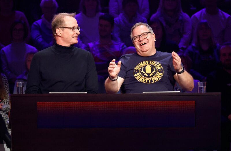 Rateteam-Kapitän Elton (r.) mit Moderator und Sportreporter Florian König (l.). – Bild: ARD/​Morris Mac Matzen