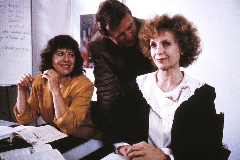 Noch hat Ilse Haslbeck (Ilse Neubauer, rechts) nicht bemerkt, dass der Leiter des Spracheninstituts, Herr Rosenbaum (Heinz Maracek), auch an Elfriede (Gundi Ellert) gefallen gefunden hat. – Bild: BR/​Tatiana Film GmbH & Co. Audio KG