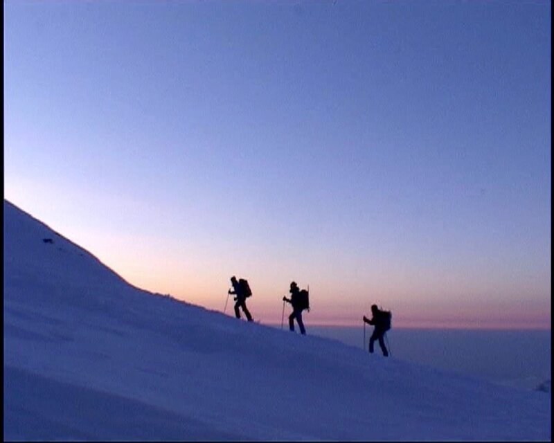 Hochtourengehen – eine Kombination aus Bergsteigen und Abfahren in unberührtem Pulverschnee. – Bild: ZDF /​ Tom Mandl (MAZ)