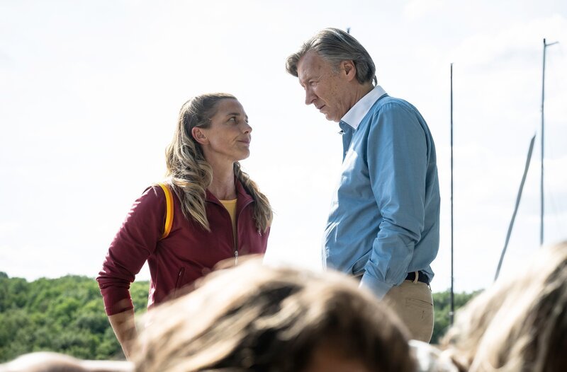 Was läuft zwischen  Romy (Daniela Wutte, l.) und Thielemann (Martin Armknecht)? – Bild: ARD/​Martin Valentin Menke