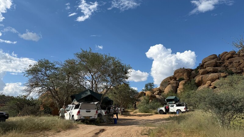 Ein Campingplatz im namibischen Erongogebirge. – Bild: ZDF