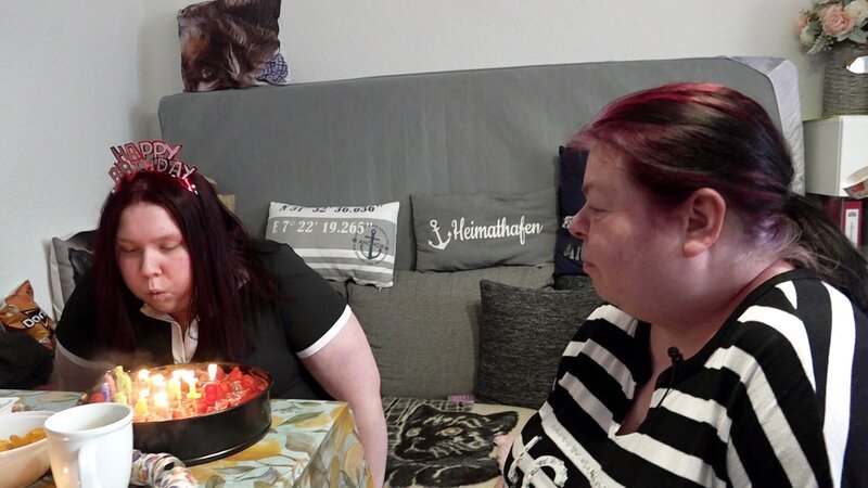 Lena feiert mit Freundin Pamela (re.) und Kumpel Jonas ihren 20. Geburtstag – Bild: RTLZWEI