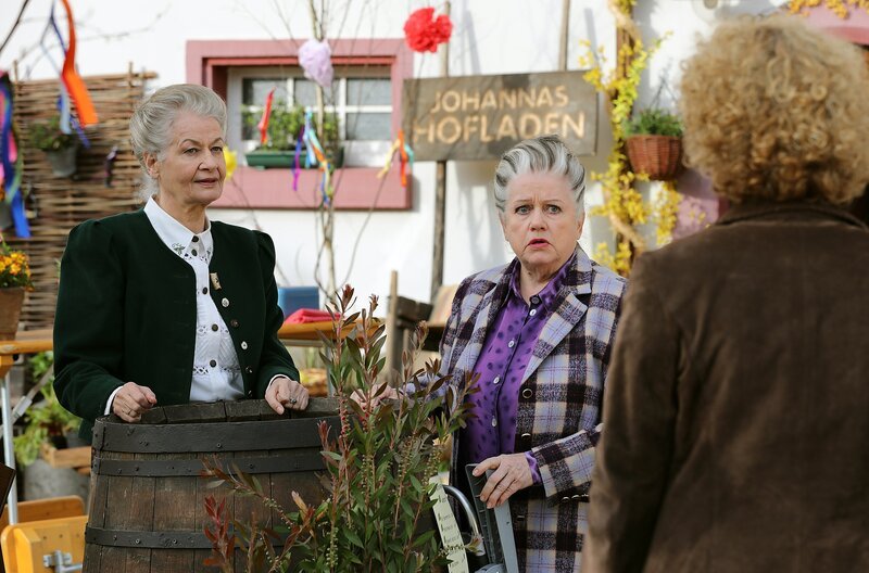 Bea (Christiane Brammer, re.) und Johanna (Ursula Cantieni, li.) veranstalten einen Tag der offenen Tür des Hofladens. Leni (Heidi Vogel-Reinsch, Mi.) hat auch einen kleinen Stand. – Bild: SWR/​Johannes Krieg