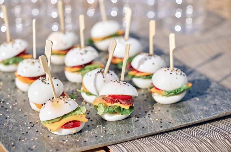 Heikes Begrüßungssnack: Ei-Burger – Bild: SWR/​Philipp Thurmaier