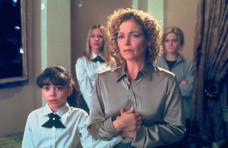 Rebecca Ramseys (Amy Irving, 2. v. r.) Ehemann wurde ermordet. Mit Tochter Lily (Sarah Hyland, l.) an der Hand, stellt sie sich den Fragen der Ermittler. Jody (Blythe Auffarth) und Meghan (Kelly Hutchinson, r.) verfolgen die Konversation lieber im Hintergrund. – Bild: RTL Crime