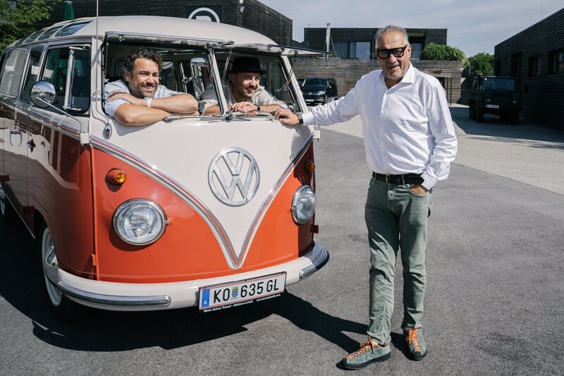 Karl Weixelbaumer (l.) und Pascal Kitzmüller (m.) – Bild: ServusTV /​ Fabian Ortler