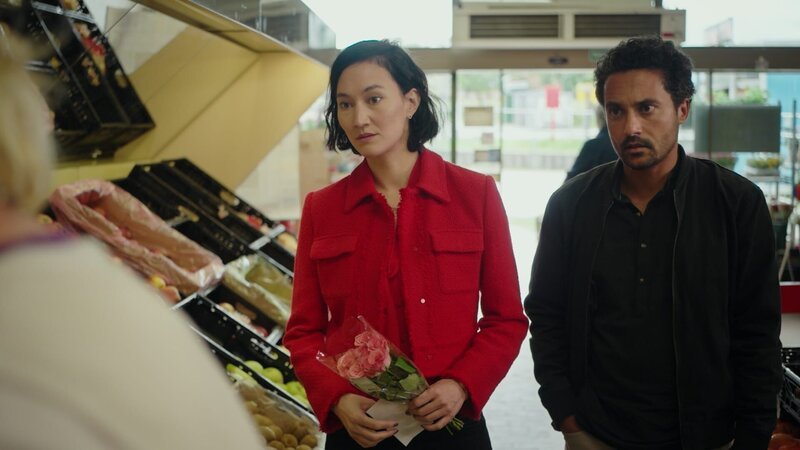 Pauline Hobrecht (Agnes Decker) und David Grünbaum (Omar El-Saeidi) schauen sich die Mitarbeitenden des Supermarktes genauer an. Seit einiger Zeit gab es hier Pfandbetrug in großem Stil, aber niemand will davon etwas mitbekommen haben. – Bild: ZDF