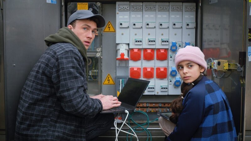 Jasina (Sophia Grande) und Arvid (Justus Johanssen) versuchen, das Stromnetz der Stadt wieder in Gang zu bringen. – Bild: WDR/​Die Sendung mit dem Elefanten