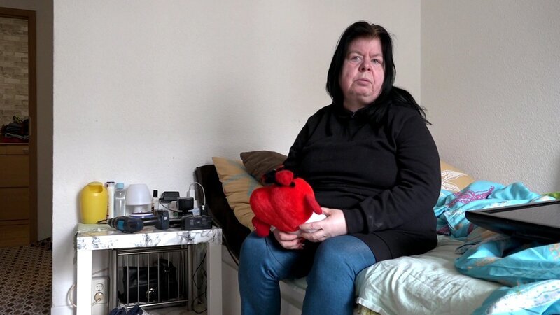 Die 58-jährige Pamela ist vor einem halben Jahr endlich in ihre eigene Wohnung gezogen. Doch der Bürgergeldempfängerin fehlt noch einiges an Einrichtung für ihre vier Wände – und das Geld ist knapp. – Bild: RTLZWEI