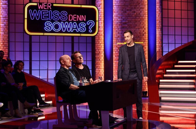 Moderator Kai Pflaume (r.) mit Rateteam-Kapitän Bernhard Hoëcker (l.) und Schauspieler Thomas Kretschmann (M.). – Bild: ARD/​Morris Mac Matzen