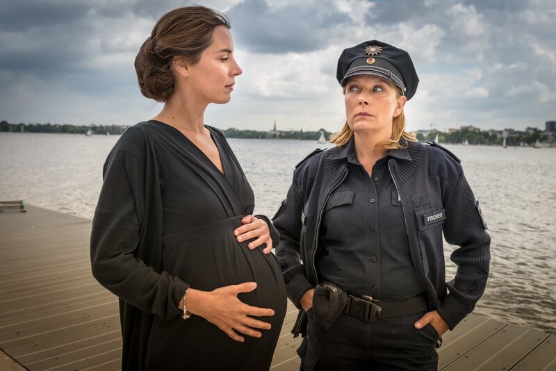 Marie-Louise Schöller (Julia Grafflage, l.) versichert Claudia (Janette Rauch, r.), dass ihr Verhältnis zu Gerhard Höpfner rein freundschaftlicher Natur war und er nicht der Vater ihres ungeborenen Kindes ist. – Bild: ZDF/​Boris Laewen