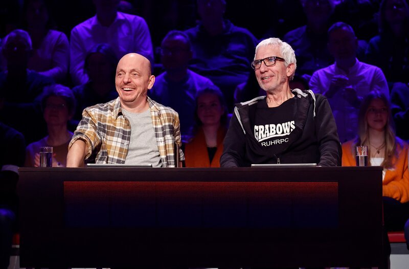 Rateteam-Kapitän Bernhard Hoëcker (l.) der Schauspieler Ralf Richter (r.) bilden ein Rateteam. – Bild: ARD/​Morris Mac Matzen