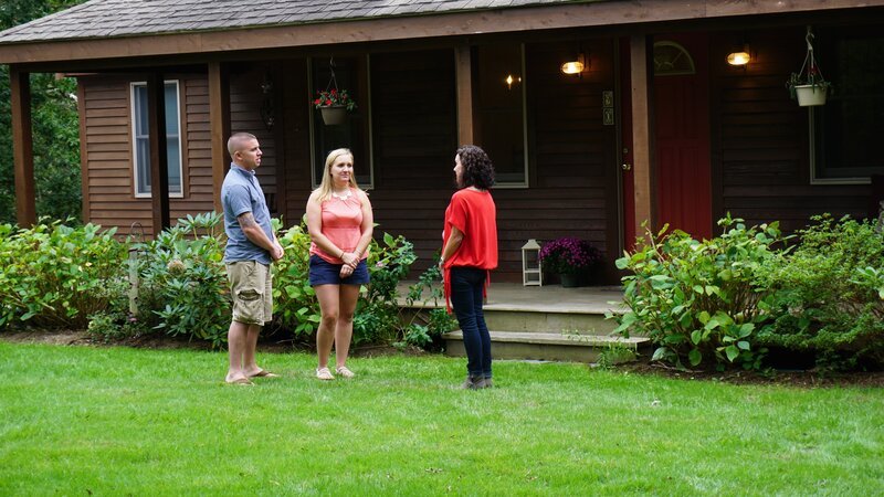 Barbara showing TJ and Emily the Lodge House. – Bild: Scripps Networks, LLC