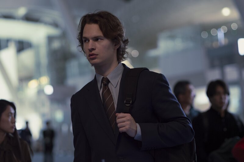 Jake Adelstein (Ansel Elgort) – Bild: Tokyo Rock, LLC