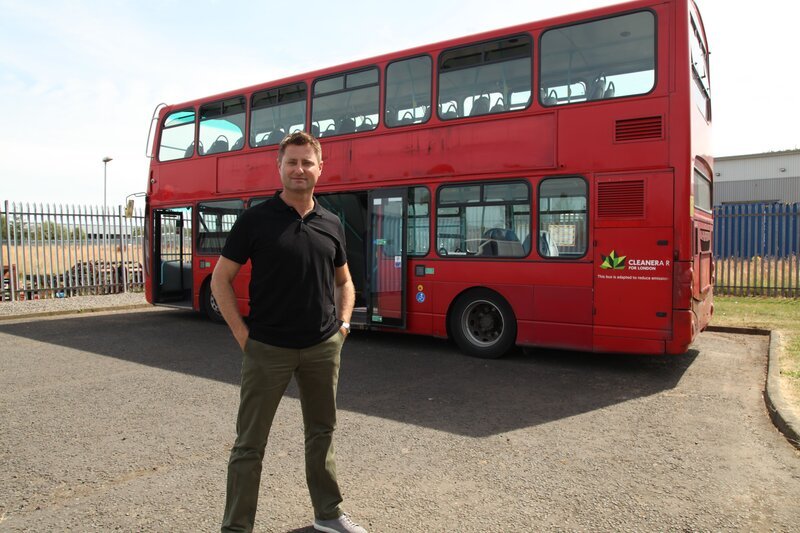 George Clarke und Schulbus – Bild: RTL /​ Plum Pictures Limited