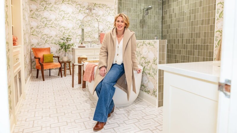Erin Napier poses inside of the Helveston bathroom, as seen on Home Town, Season 8. – Bild: Warner Bros. Discovery