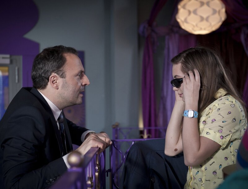 Liz hat weitere Ideen für die Cyberbrille, als sie sie an Dr. Berger ausprobiert. (li. Robert Schupp; Viktoria Krause) – Bild: MDR/​Anke Neugebauer